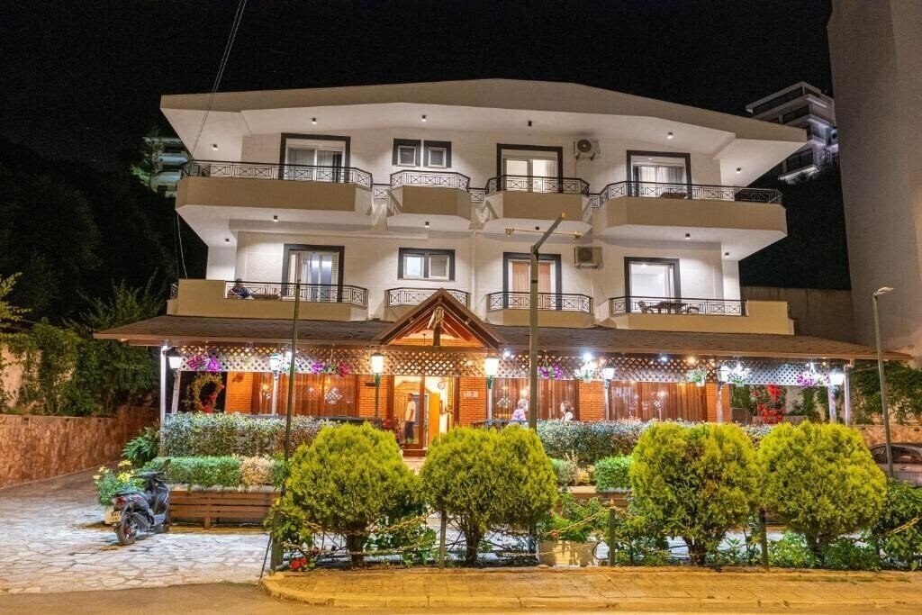 Готель Sunkissed Hotel 3*