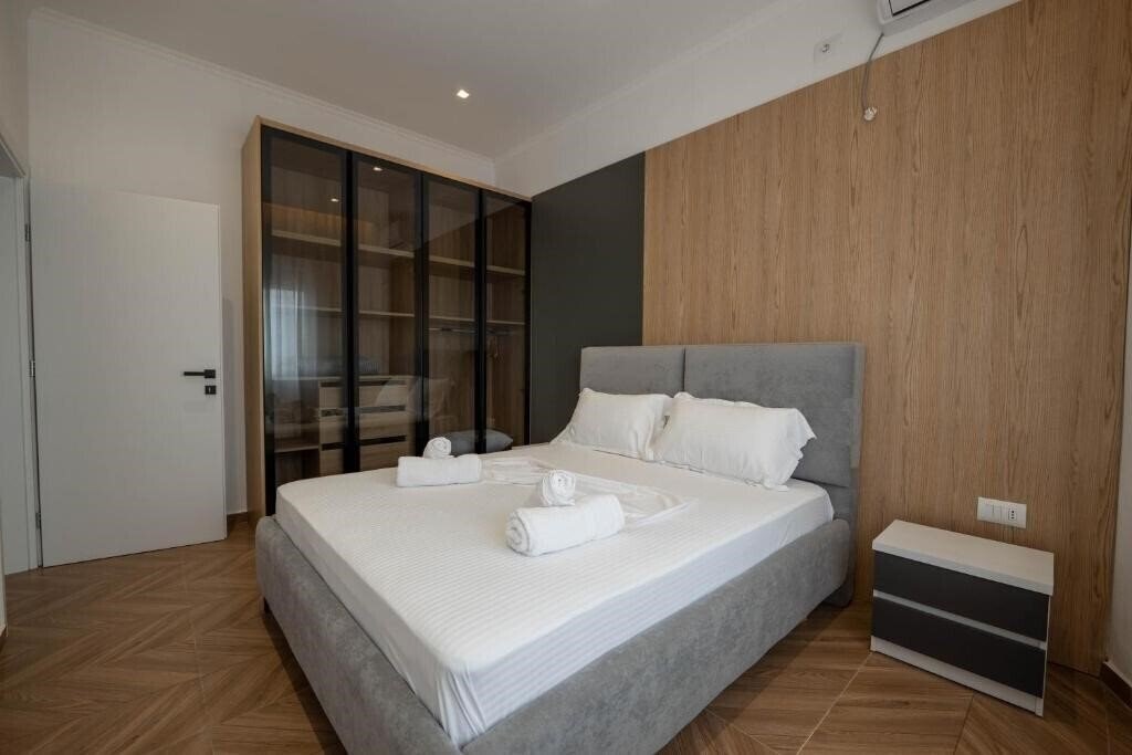 Фотографія Regal Luxury Apartments 3*