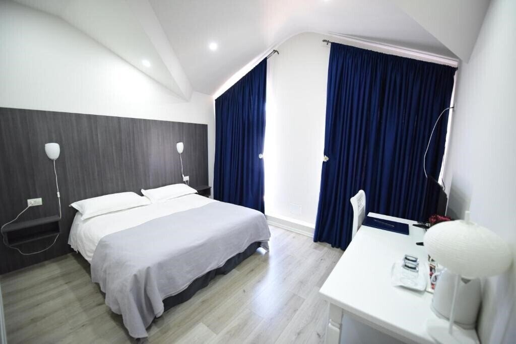 Отель Rose Garden Hotel 3*