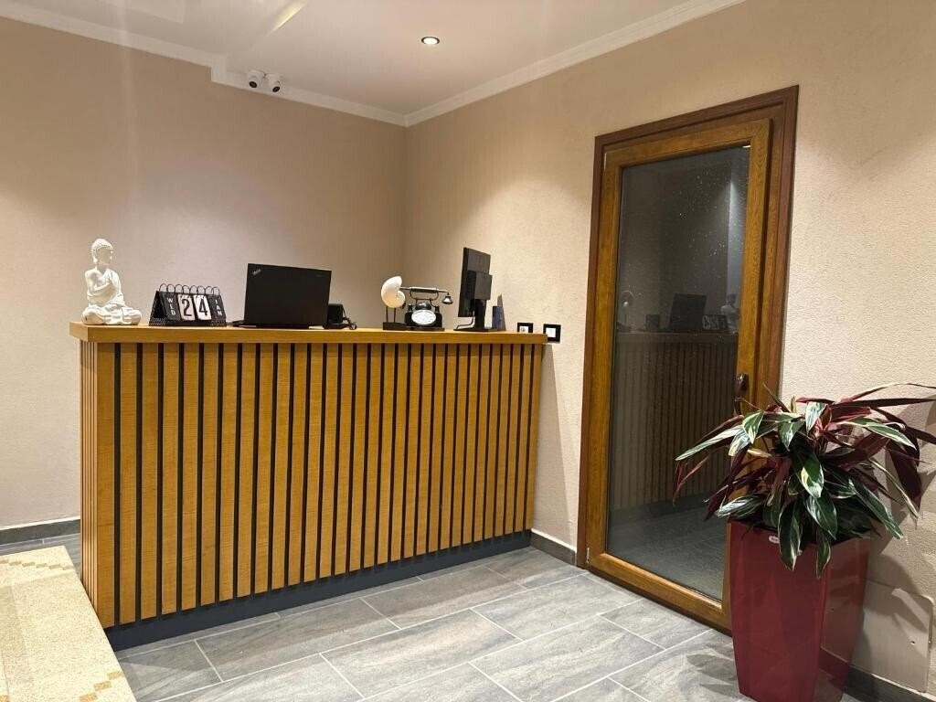 Фото Hotel Gjika 3*
