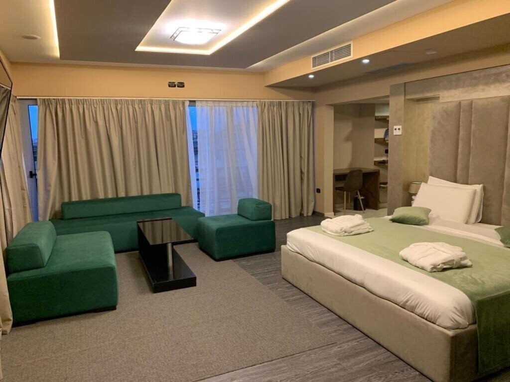 Фото Albanopolis Hotel 4*