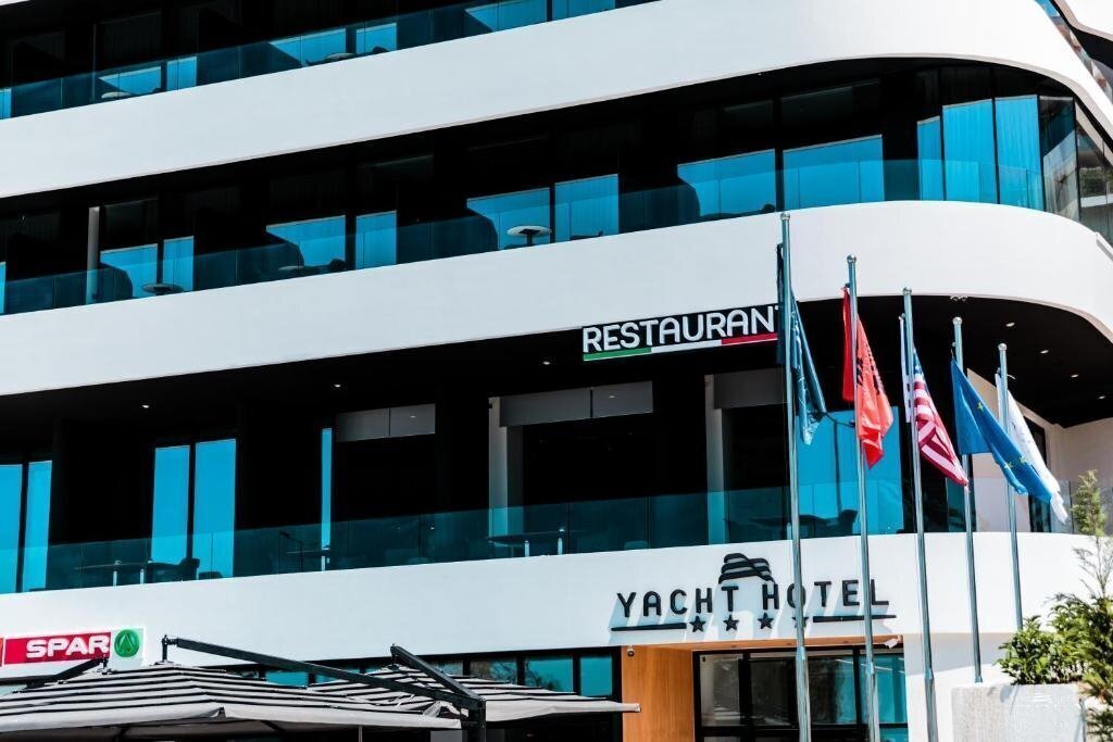 Готель Yacht Hotel 4*