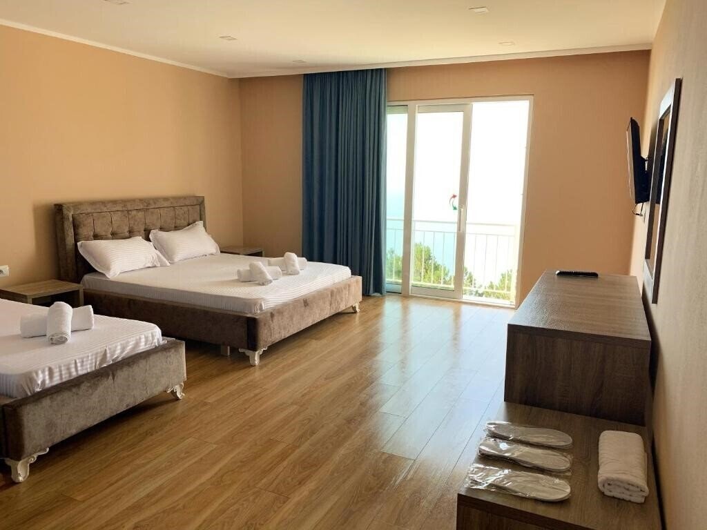 Фото Hotel Keshtjella 3*