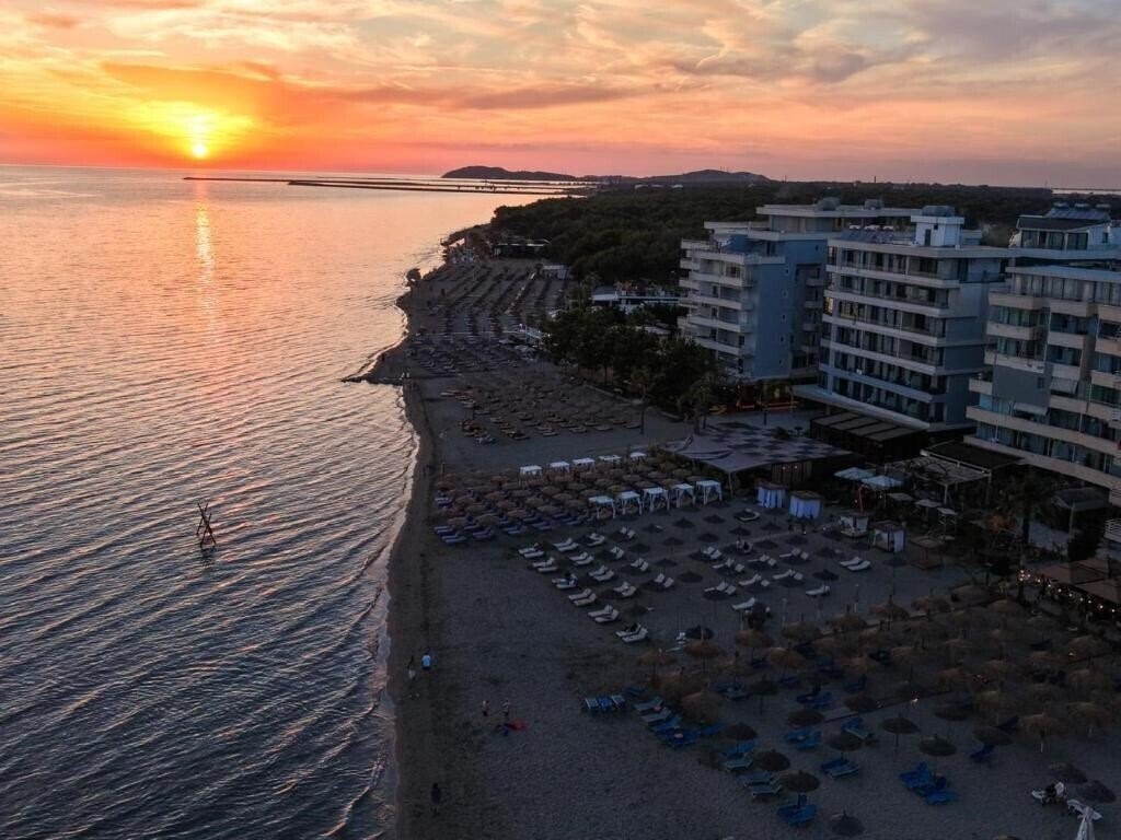 Готель Oasis Residence 4*