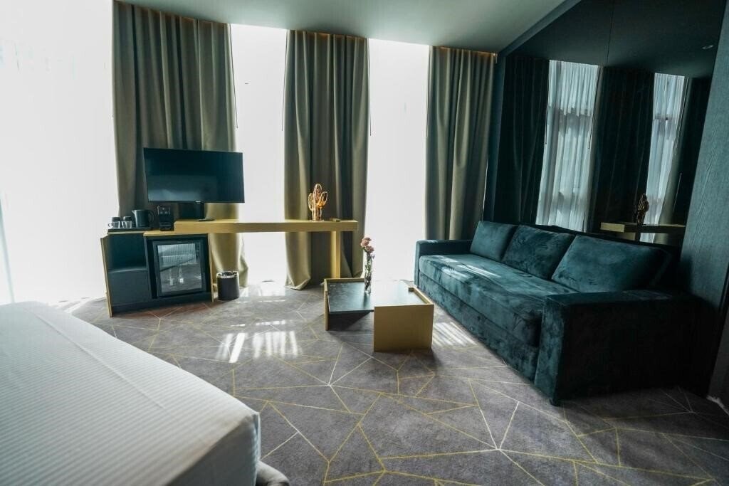 Фото The Central View Boutique Hotel 4*