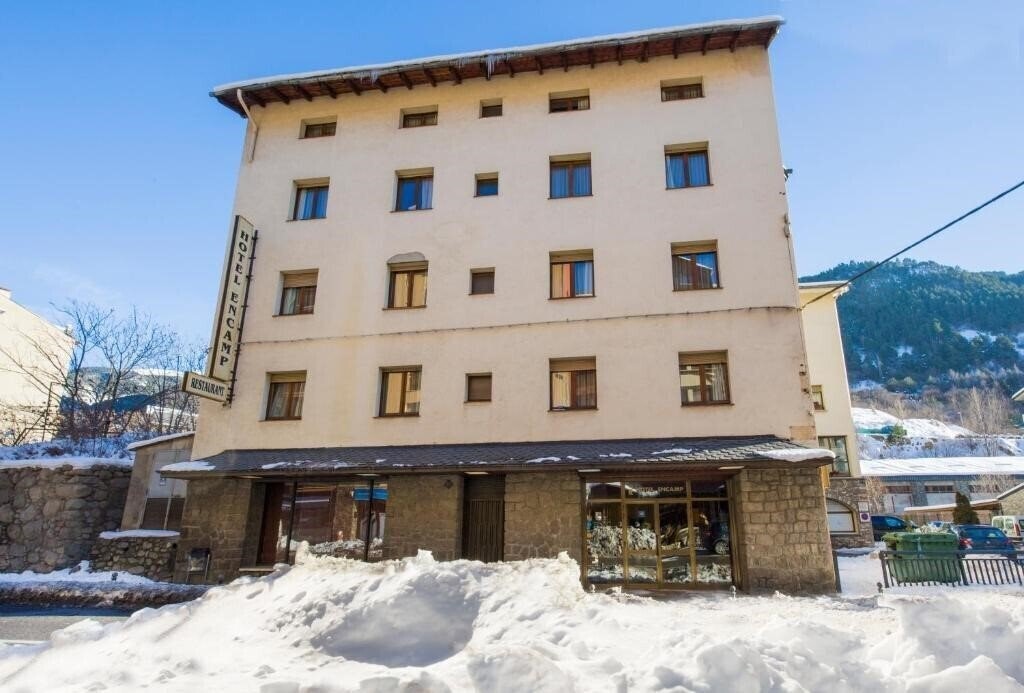 Готель Encamp 3*