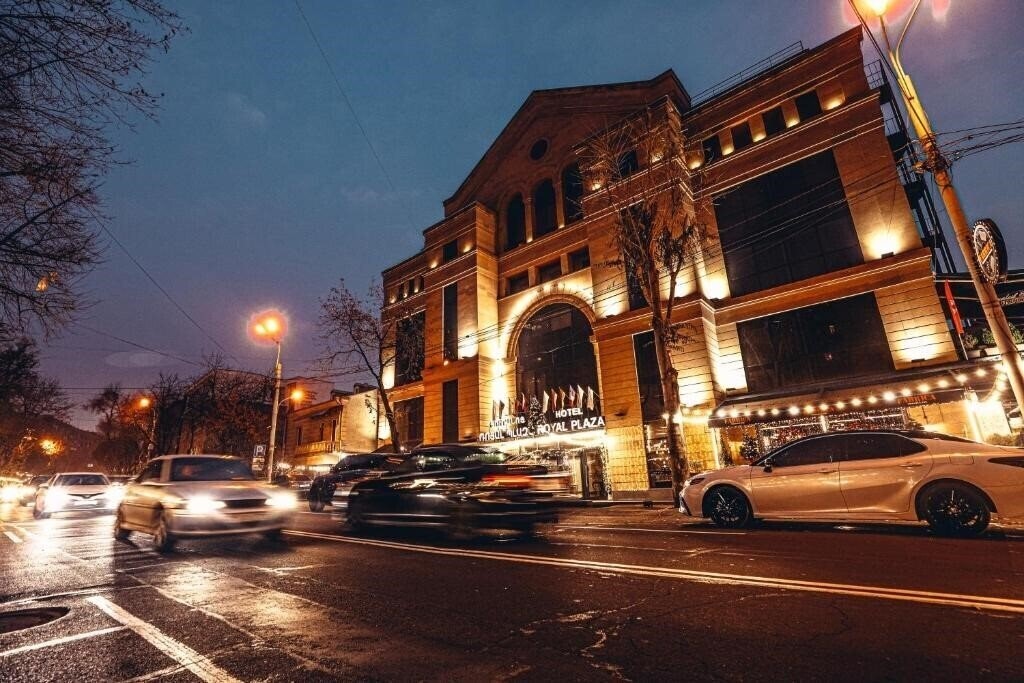 Отель Royal Plaza 4*