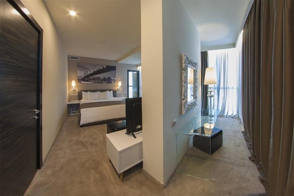 Фотографія Opera Suite 4*