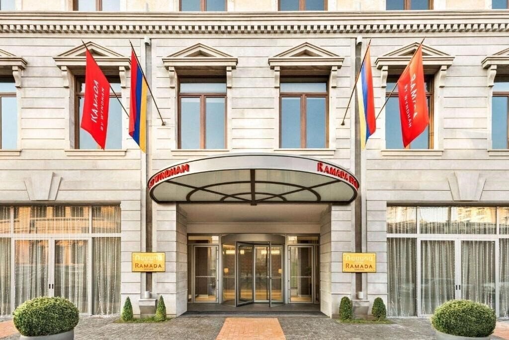 Отель Ramada By Wyndham Hotel & Suites Yerevan 4*