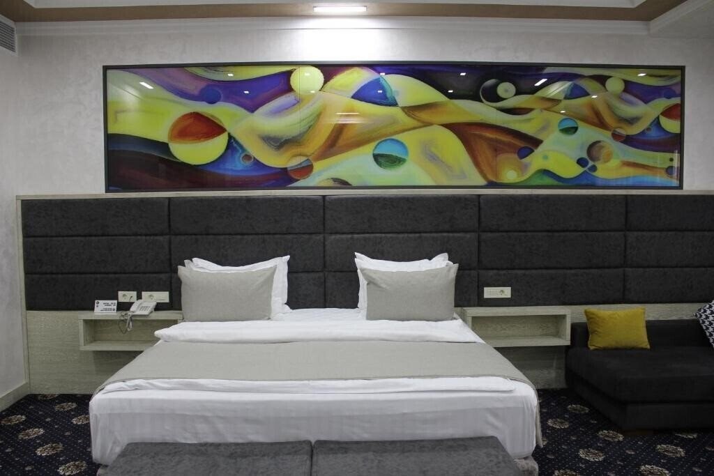 Отель Erebuni Hotel 3*