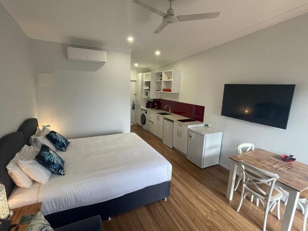 Готель Atherton Motel 4*