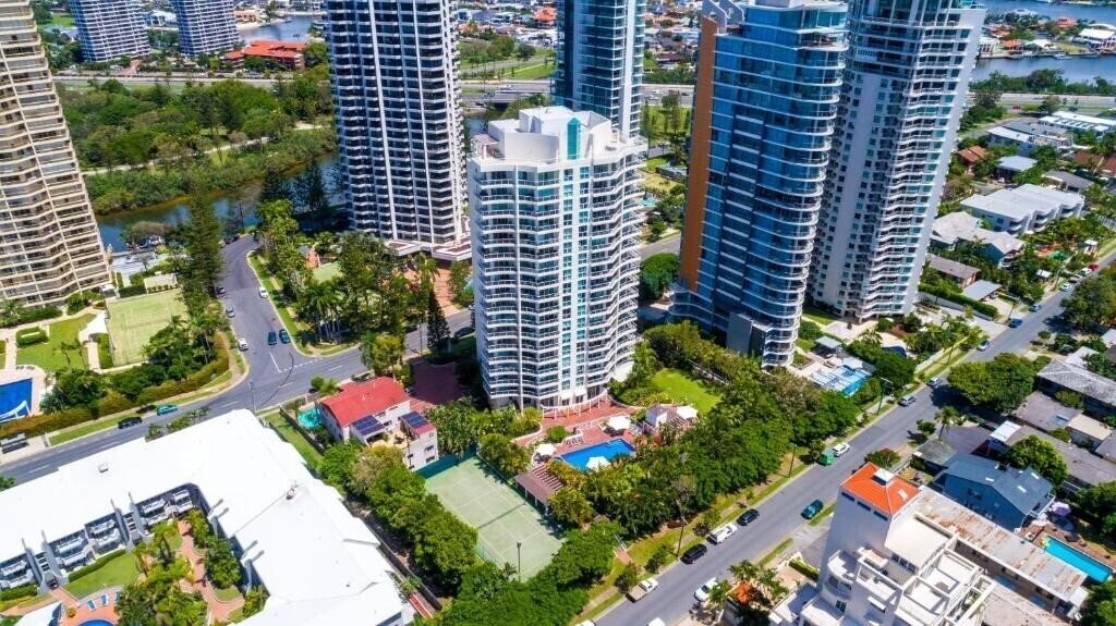 Отель The Crest Hotel 3*