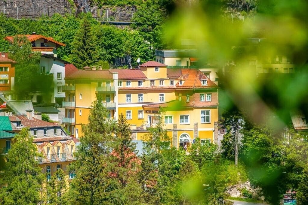 Готель Bristol Hotel 3*