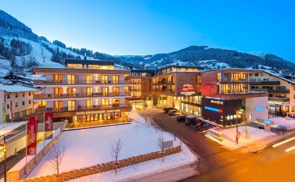 Готель Alpenparks Hotel & Apartment Central (Zell Am See) 4*