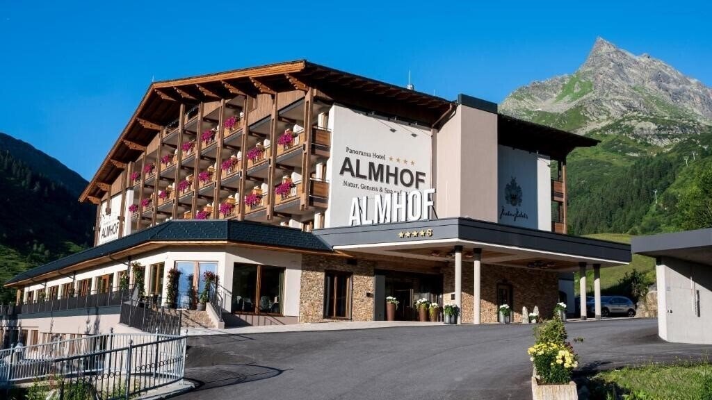 Отель Almhof 4*