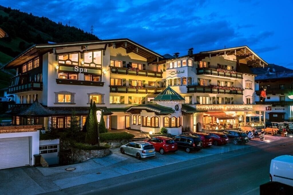 Отель Central 4*