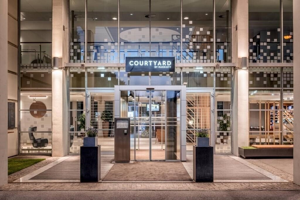 Готель Courtyard By Marriott 4*