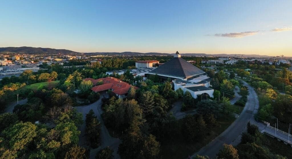 Фотография Austria Trend Eventhotel Pyramide 4*