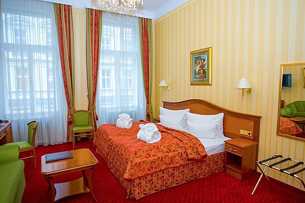 Отель Opera Suites Hotel 4*