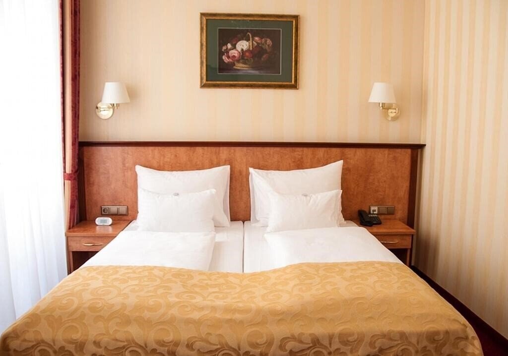 Отель Opera Suites Hotel 4*