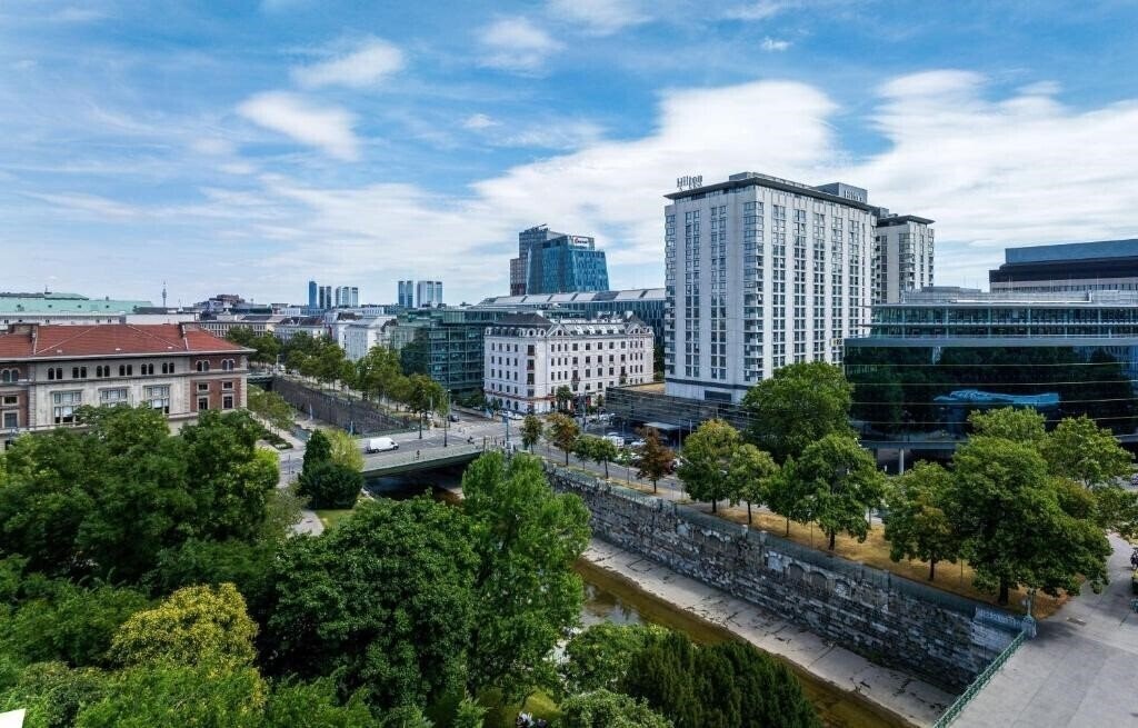 Готель Hilton Vienna Hotel 4*