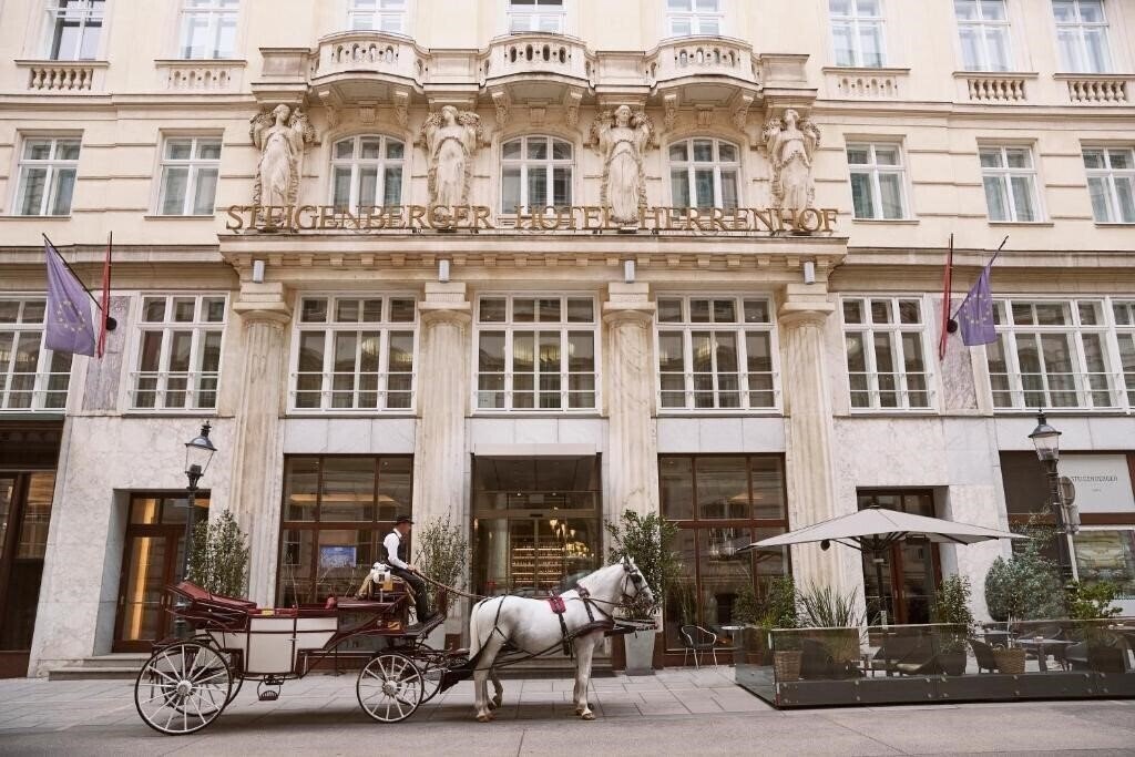 Готель Steigenberger Herrenhof 5*