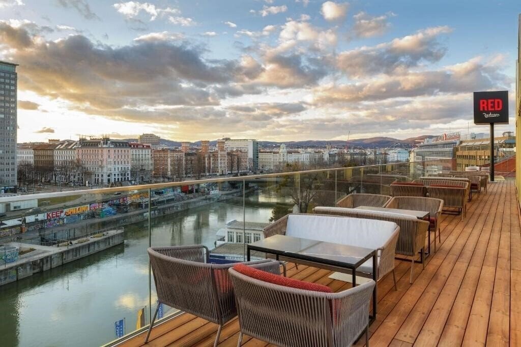 Отель Radisson Red Hotel, Vienna 4*
