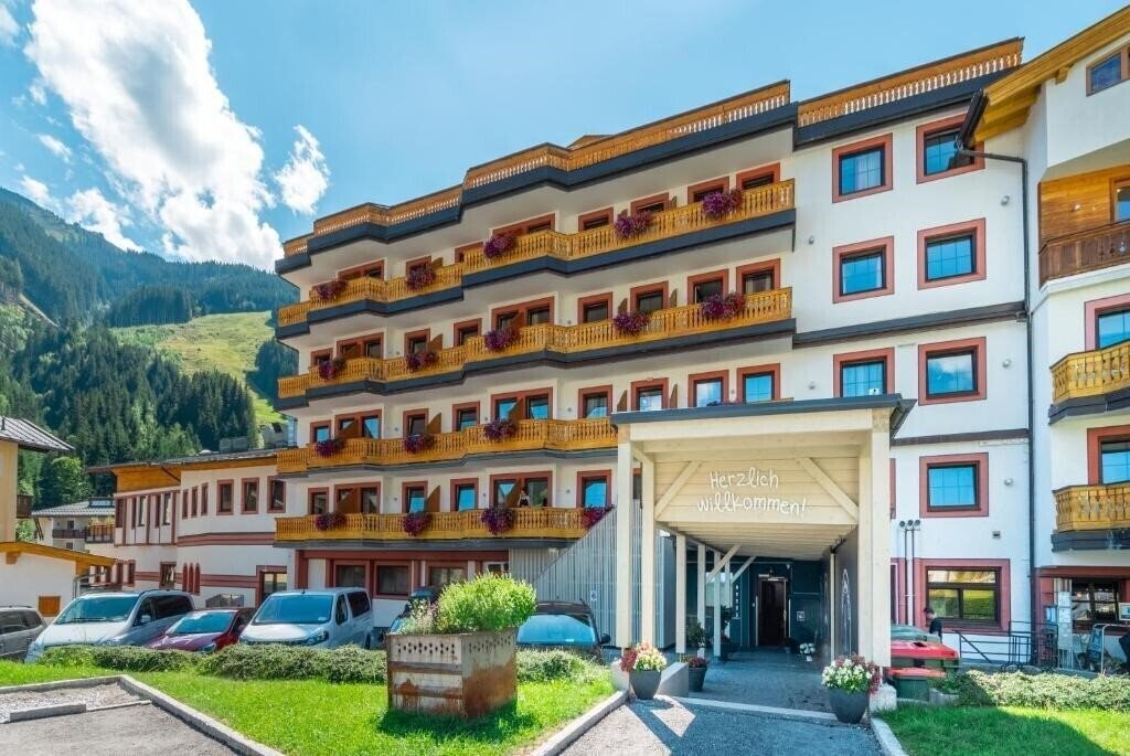 Отель Jufa Alpenhotel Saalbach 4*
