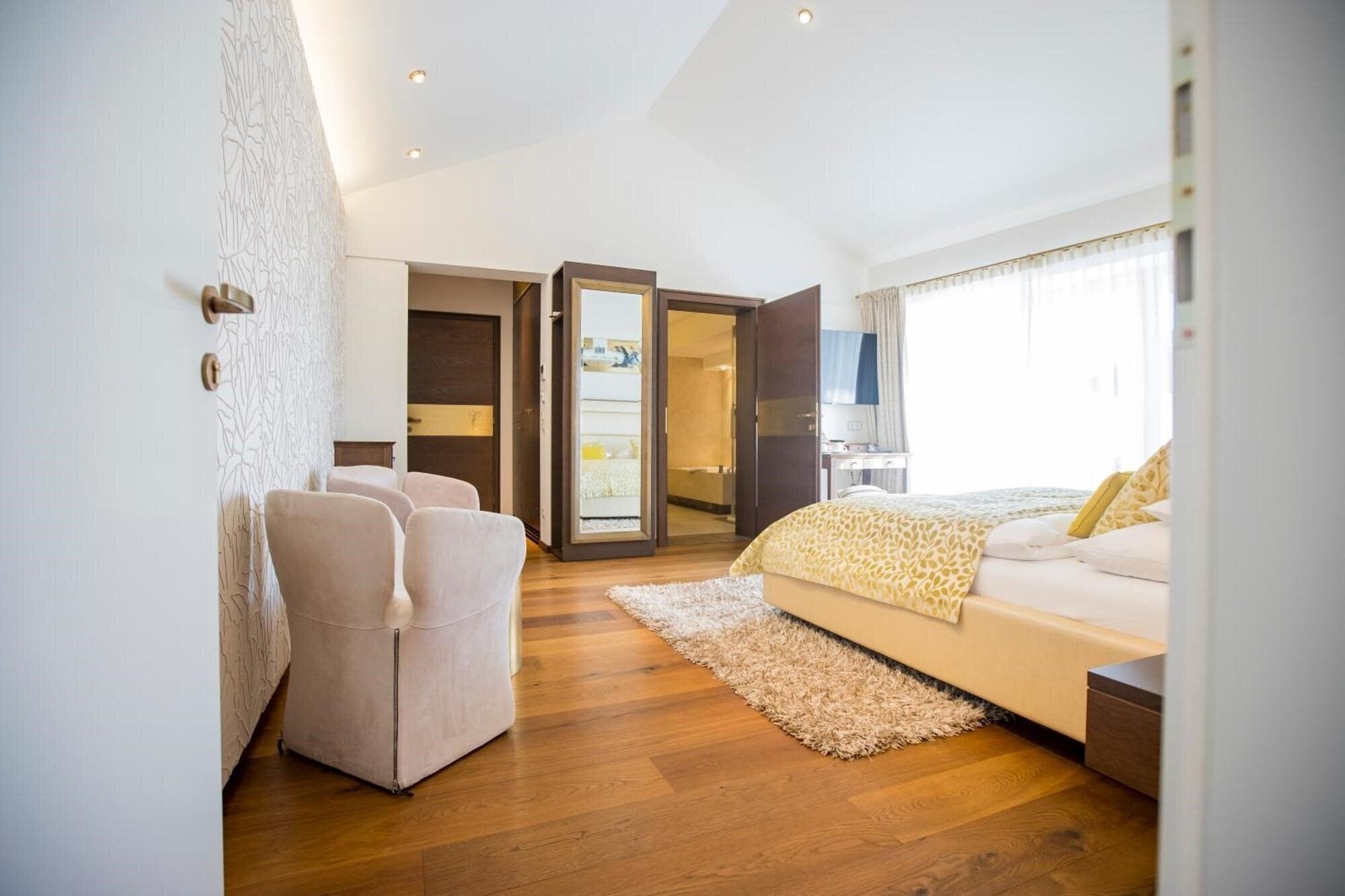 Фото Iris Porsche Hotel & Restaurant 4*