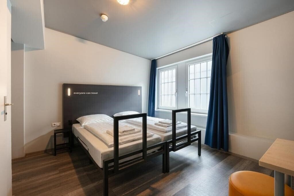 Готель A&O Salzburg Hauptbahnhof 2*