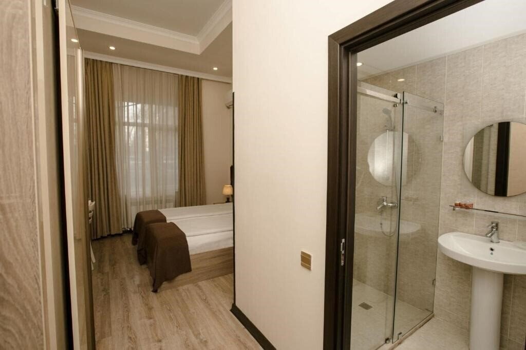 Фотографія Deluxe City Hotel 3*