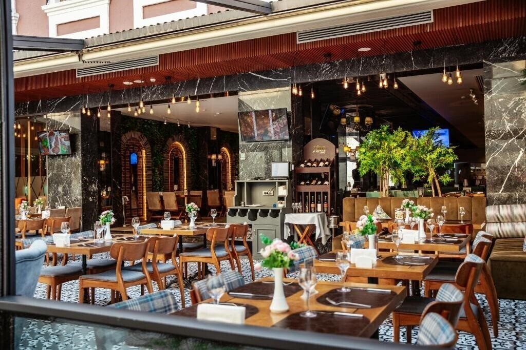 Отель Theatrum Hotel 4*