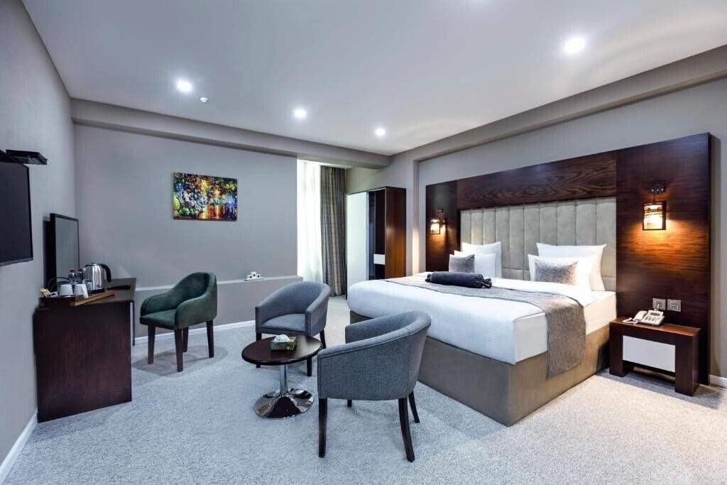 Готель Parallel Hotel 3*