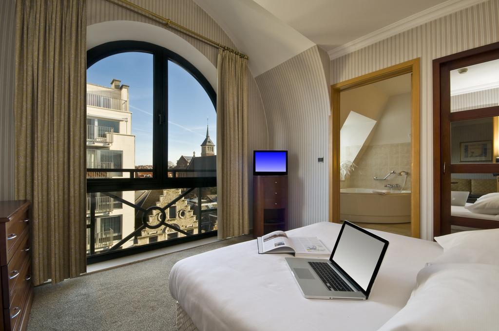 Готель B-Aparthotel Ambiorix 4*