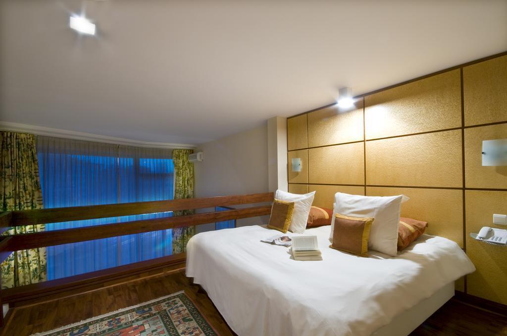 Готель B-Aparthotel Montgomery 4*