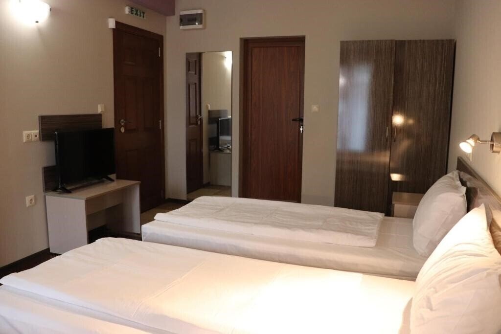 Картинка Roots Hotel And Wine Bar 3*