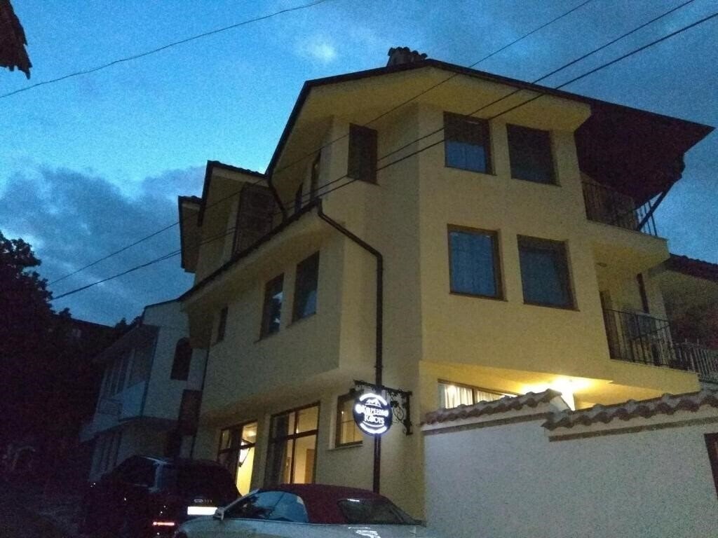 Готель Roots Hotel And Wine Bar 3*