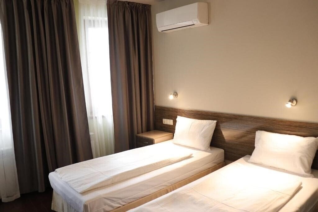 Отель Roots Hotel And Wine Bar 3*