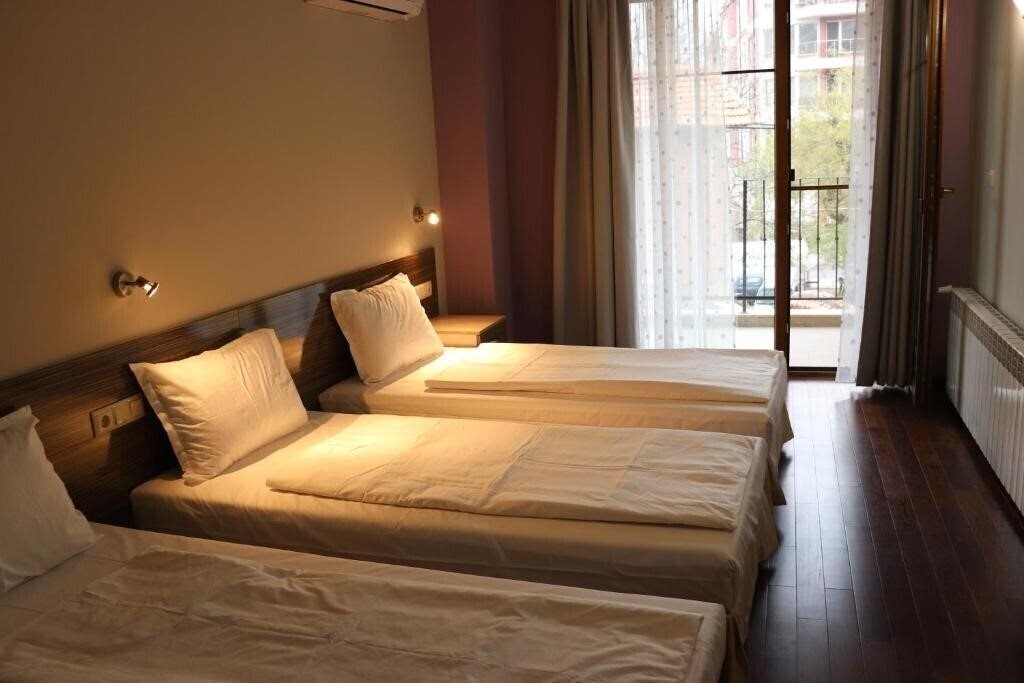Фото Roots Hotel And Wine Bar 3*