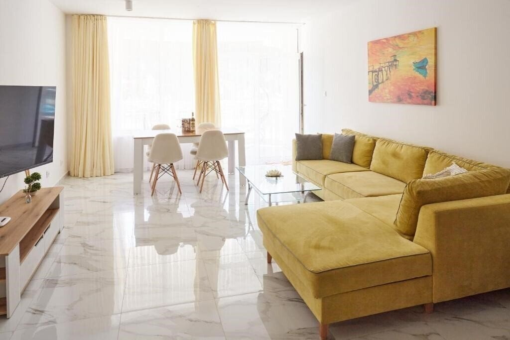 Картинка Luxury First Line Apartment With Pool by The Sea 3*