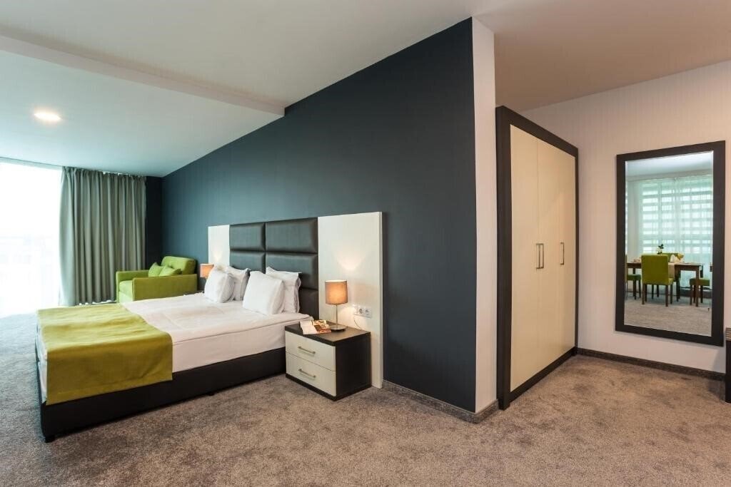 Фото Earth & People 4*