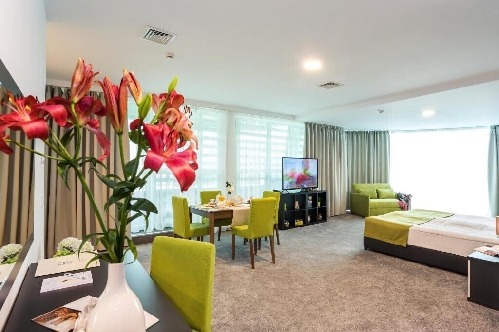 Картинка Earth And People 4*