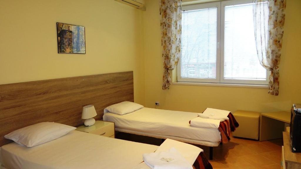 Фото Guest Rooms Kom 1*