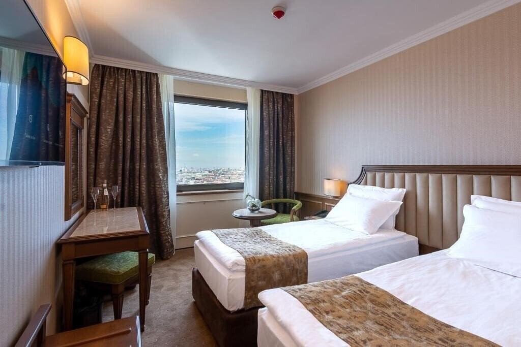 Отель Astoria Grand Hotel 4*