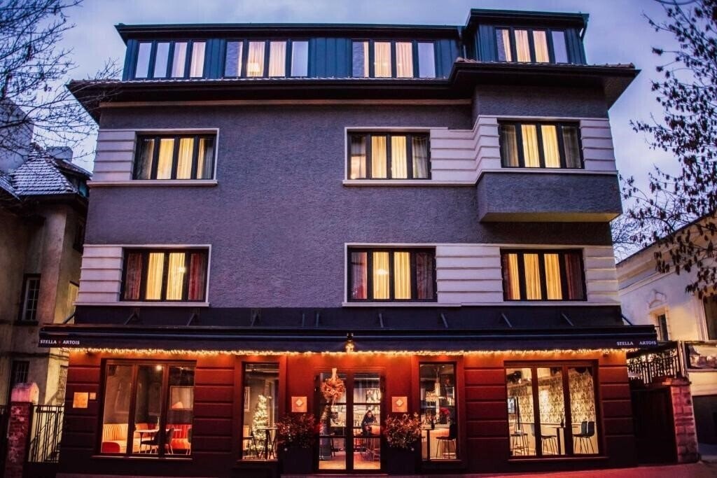 Готель The Embassy Bar & Suites 3*