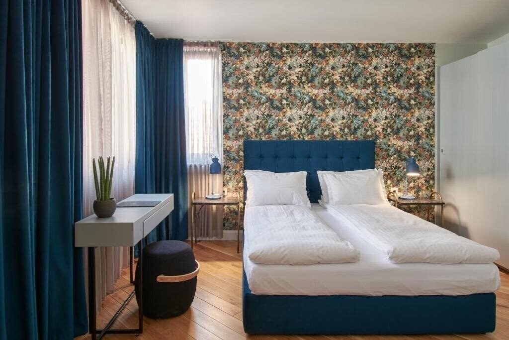 Фото The Embassy Bar & Suites 3*