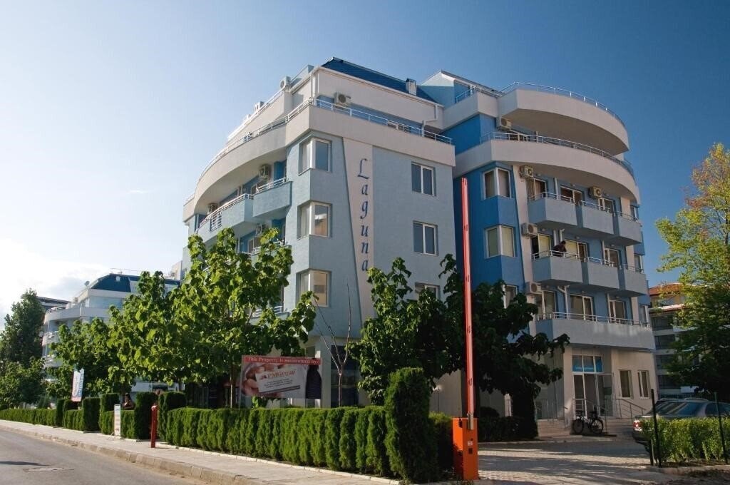 Отель Laguna Apartments 3*
