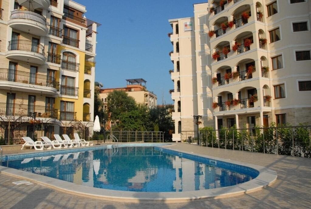 Готель Aparthotel Seasons 3*