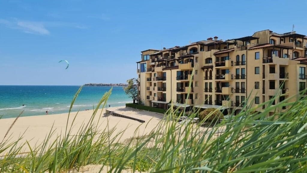 Отель Oasis Beach Studios 3*