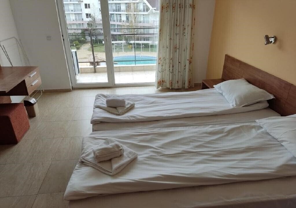 Фотографія Debbies 2 Bed Apart With Pool & Garden Views 2*